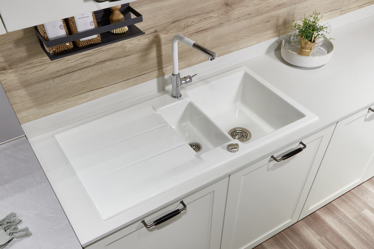 Das beste aus zwei Welten, Tradition und Moderne - so lässt sich der Charakter einer Landhausküche am treffendsten beschreiben. Be�i�s�p�i�e�l�s�w�e�i�s�e� �G�u�s�s�e�i�s�e�n�g�r�i�f�f�e�,� �g�e�r�a�d�l�i�n�i�g�e� �S�p�r�o�s�s�e�n�t�ür�e�n� �m�i�t� �G�l�a�s�e�i�n�l�a�g�e�n�,� �i�n�n�o�v�a�t�i�v�e� �B�e�l�e�u�c�h�t�u�n�g� oder �h�o�h�e� �A�u�f�s�a�t�z�s�c�h�r�än�k�e�.� �E�i�n�e� �n�e�u�e�,� �s�c�h�n�ör�k�e�l�l�o�s�e� �W�o�h�n�l�i�c�h�k�e�i�t�.� 