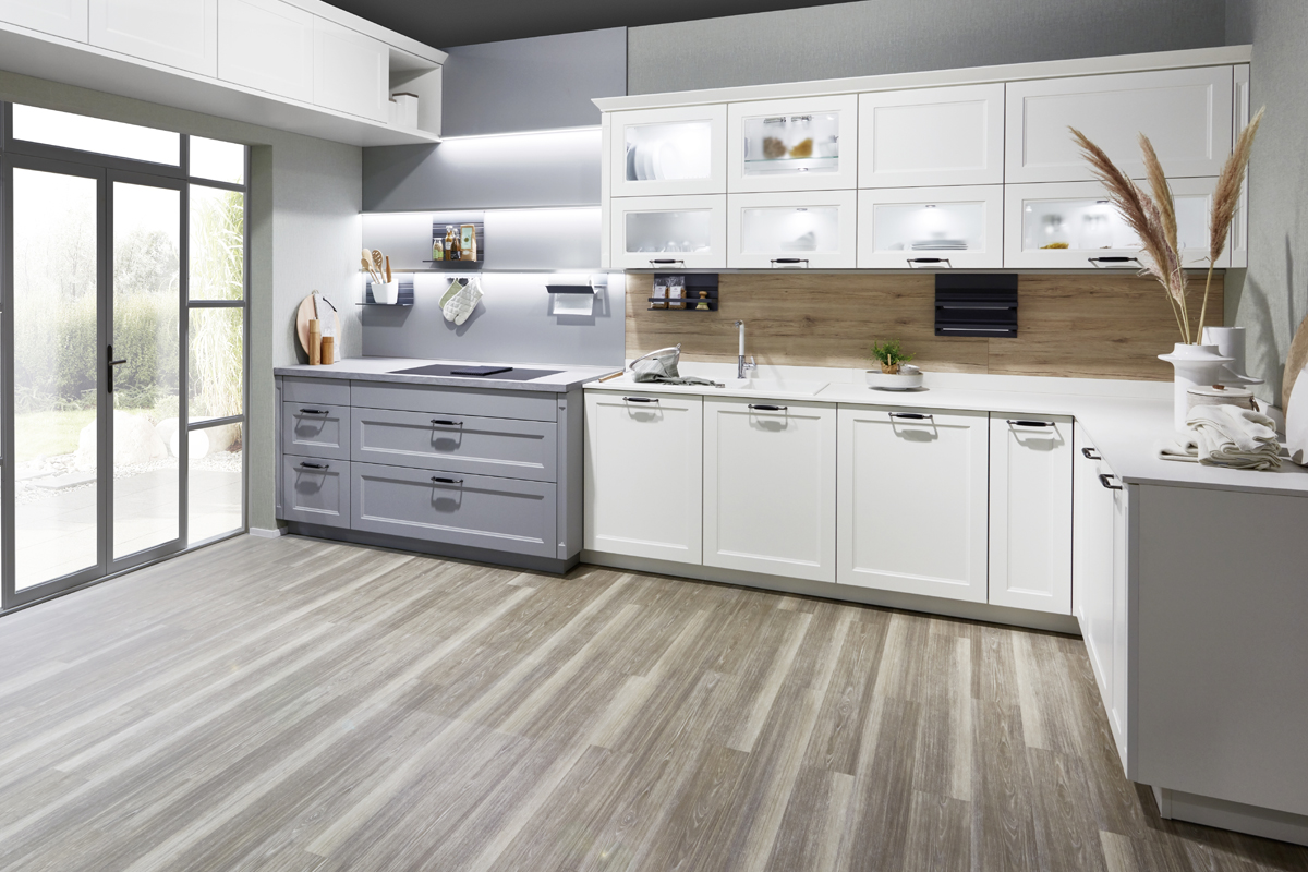 Das beste aus zwei Welten, Tradition und Moderne - so lässt sich der Charakter einer Landhausküche am treffendsten beschreiben. Be�i�s�p�i�e�l�s�w�e�i�s�e� �G�u�s�s�e�i�s�e�n�g�r�i�f�f�e�,� �g�e�r�a�d�l�i�n�i�g�e� �S�p�r�o�s�s�e�n�t�ür�e�n� �m�i�t� �G�l�a�s�e�i�n�l�a�g�e�n�,� �i�n�n�o�v�a�t�i�v�e� �B�e�l�e�u�c�h�t�u�n�g� oder �h�o�h�e� �A�u�f�s�a�t�z�s�c�h�r�än�k�e�.� �E�i�n�e� �n�e�u�e�,� �s�c�h�n�ör�k�e�l�l�o�s�e� �W�o�h�n�l�i�c�h�k�e�i�t�.� 