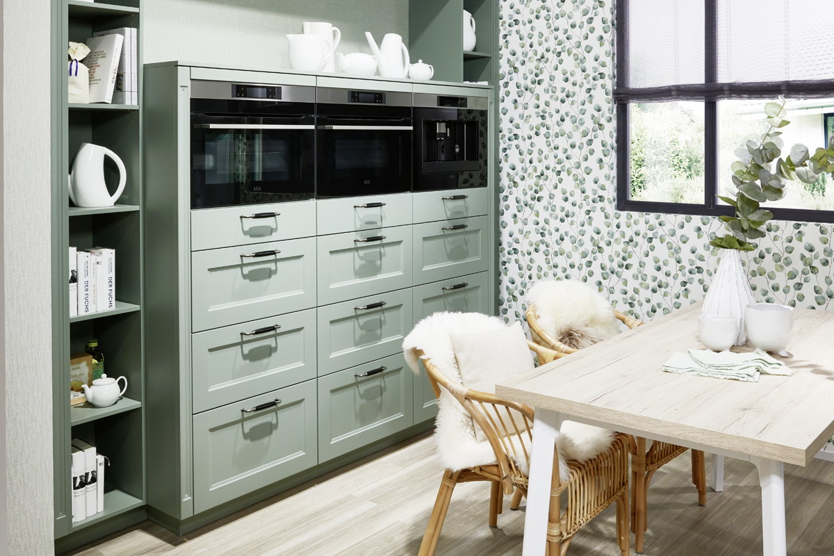 Das beste aus zwei Welten, Tradition und Moderne - so lässt sich der Charakter einer Landhausküche am treffendsten beschreiben. Be�i�s�p�i�e�l�s�w�e�i�s�e� �G�u�s�s�e�i�s�e�n�g�r�i�f�f�e�,� �g�e�r�a�d�l�i�n�i�g�e� �S�p�r�o�s�s�e�n�t�ür�e�n� �m�i�t� �G�l�a�s�e�i�n�l�a�g�e�n�,� �i�n�n�o�v�a�t�i�v�e� �B�e�l�e�u�c�h�t�u�n�g� oder �h�o�h�e� �A�u�f�s�a�t�z�s�c�h�r�än�k�e�.� �E�i�n�e� �n�e�u�e�,� �s�c�h�n�ör�k�e�l�l�o�s�e� �W�o�h�n�l�i�c�h�k�e�i�t�.� 